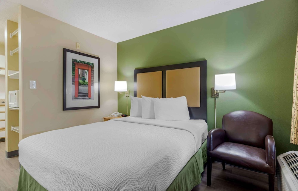 Studio, Queen Bed