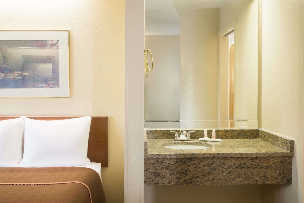 Travelodge By Wyndham Fort Myers Airport 8/23