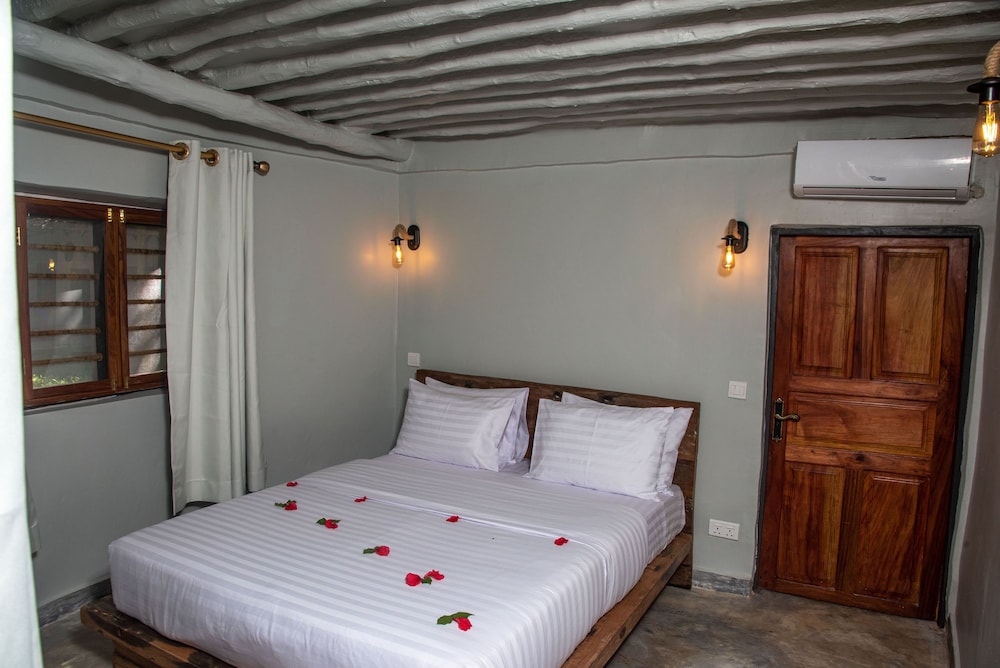 Ndame Beach Lodge 9/67