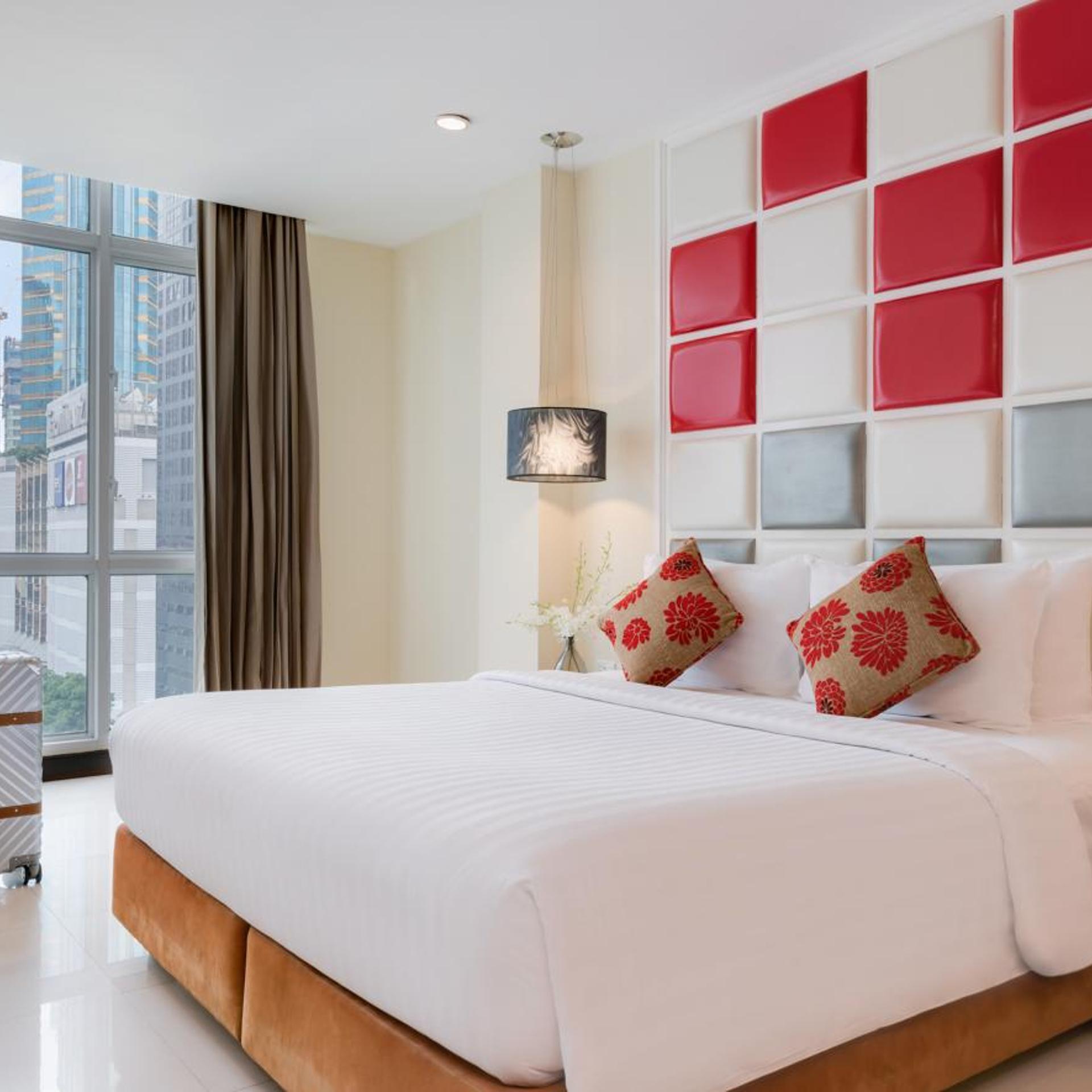 DELUXE, DOUBLE OR TWIN BED