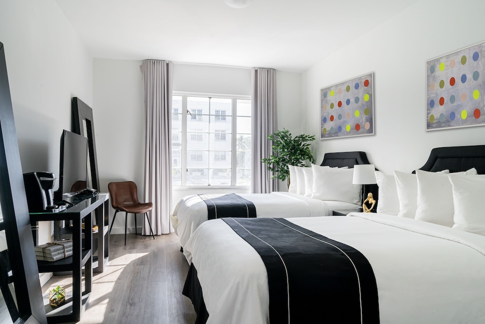 DELUXE, 2 QUEEN BEDS