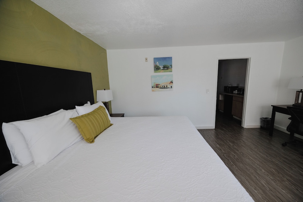 DELUXE, KING BED
