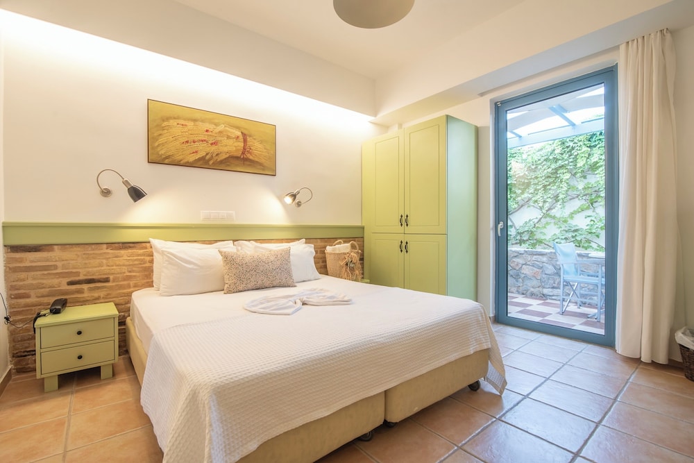 Saronis Hotel 10/50