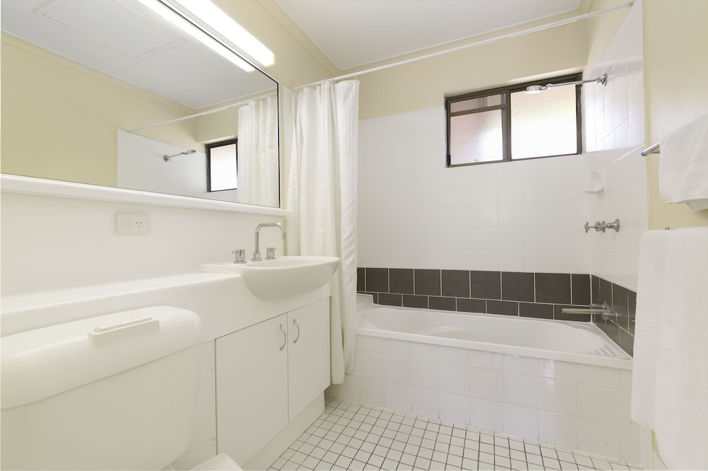 Mt Ommaney Hotel Apartments 20/21