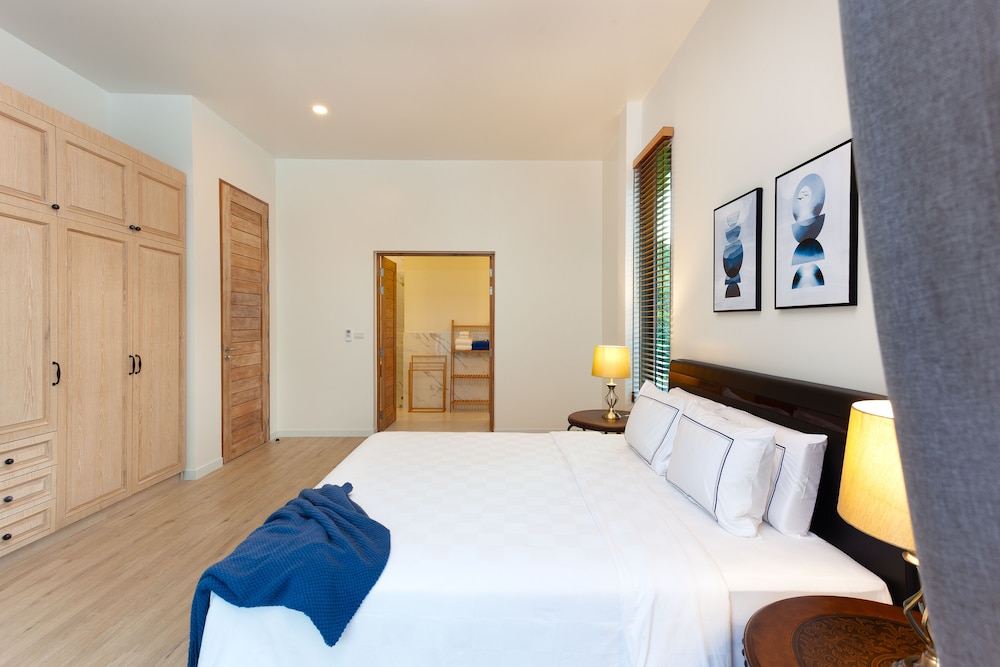 2 Bedrooms, Penthouse, 2 King Beds, Sea Front, Hot Tub
