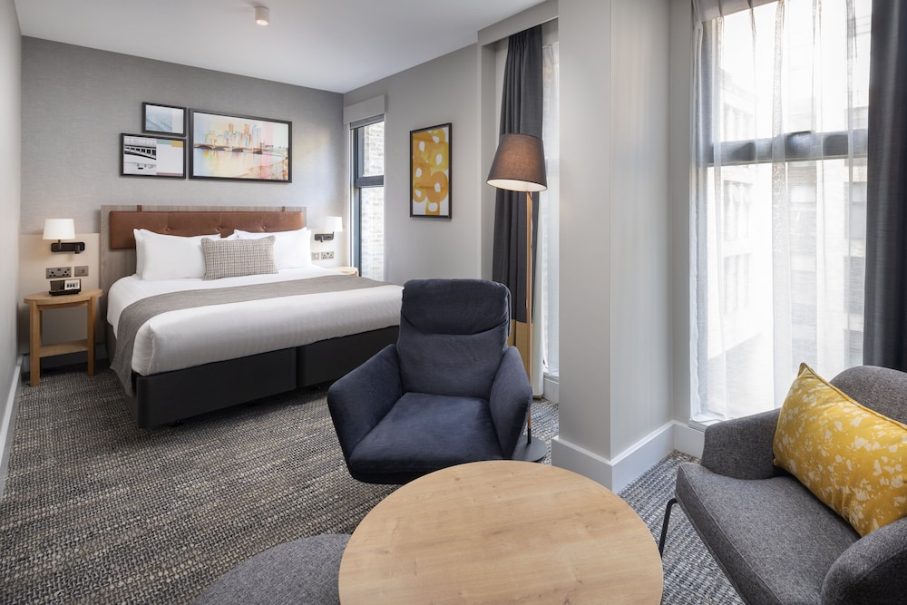 STUDIO, SUITE, KING BED, KITCHENETTE