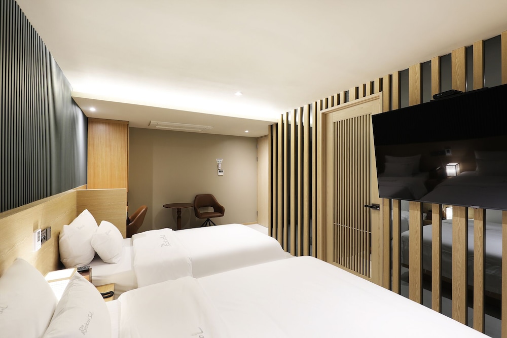 Sol, Twin Beds, 1 Queen and 1 Single Bed