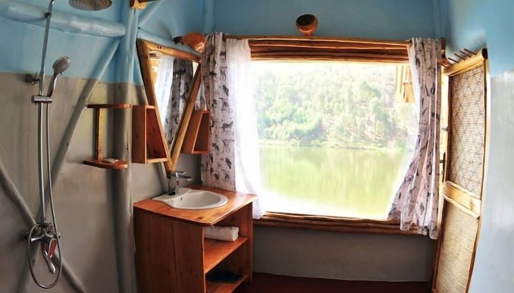 Lake Bunyonyi Rock Resort 50/50