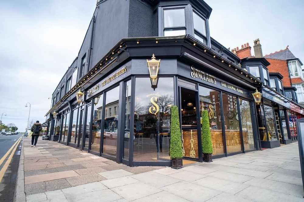 Peaky Blinders Accommodation & Bar 2/50