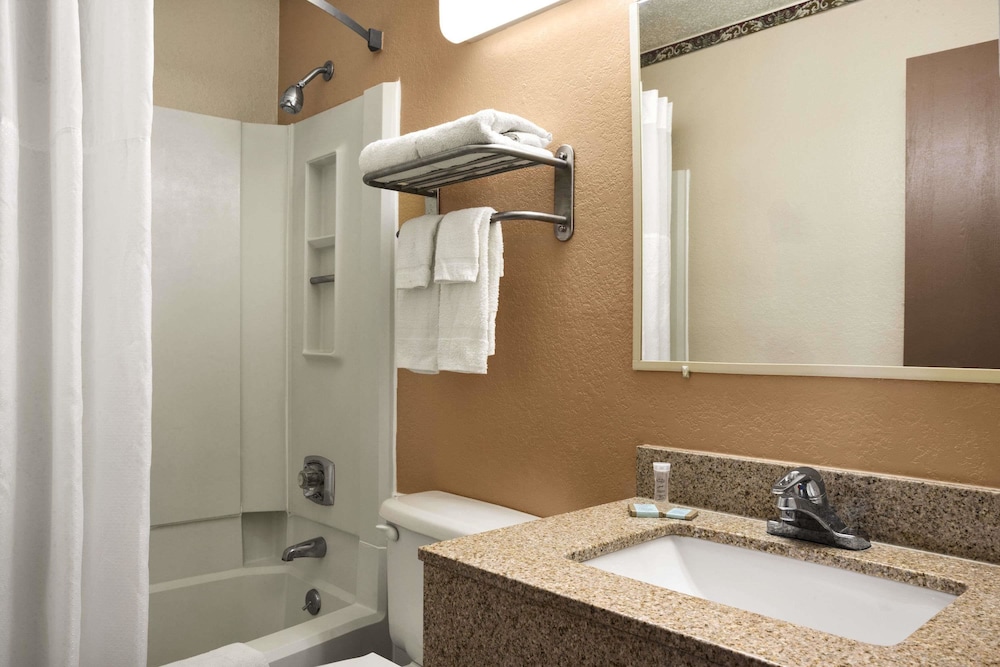 Travelodge By Wyndham Battle Creek 17/18
