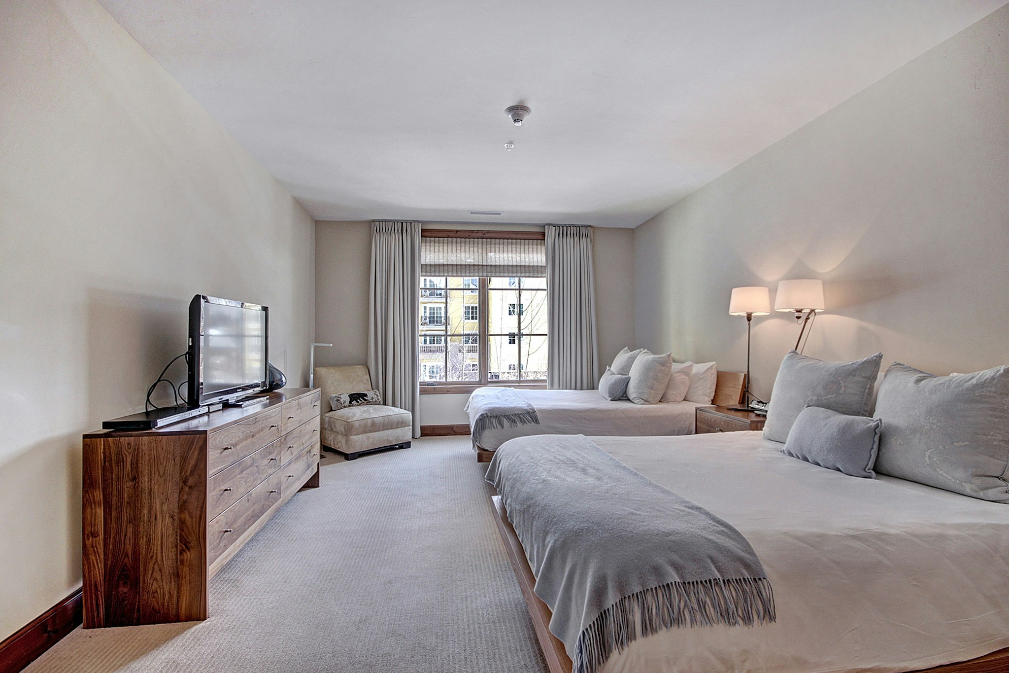 Vail Resorts' Legendary Lodging at Ritz-Carlton Residences 13/50