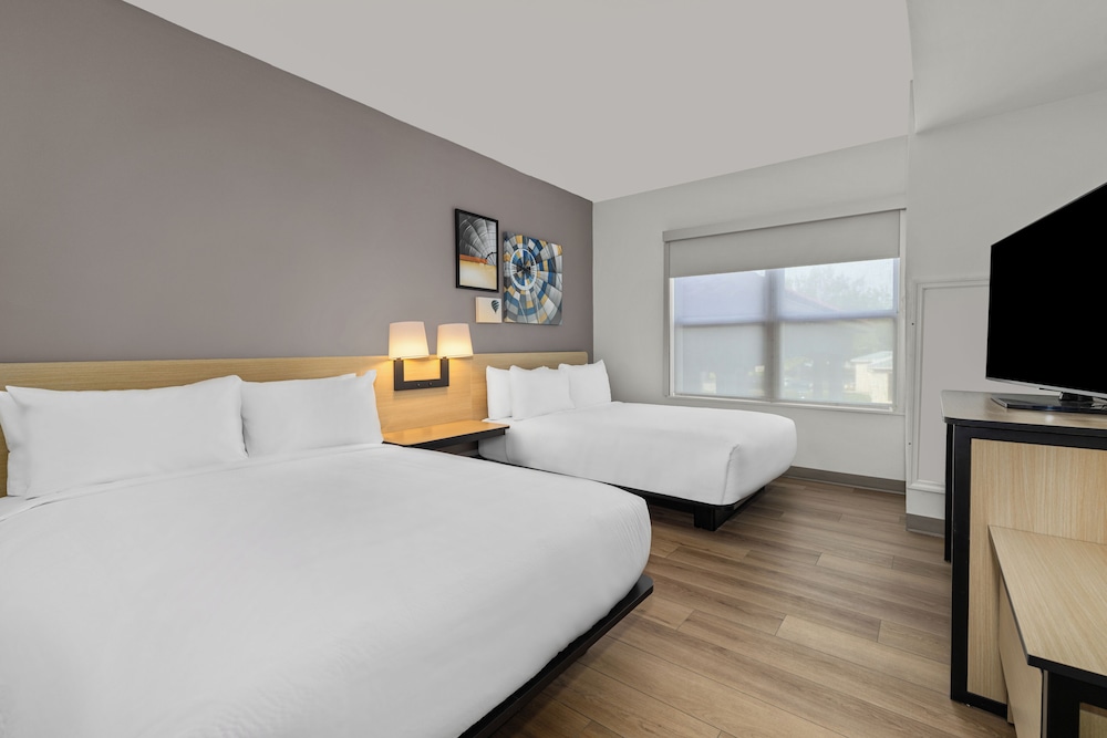 Suite, 2 Queen Beds, Sofa, Accessible