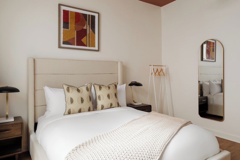 SUPERIOR, QUEEN BED