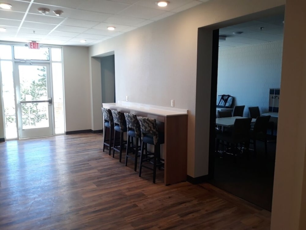 Microtel Inn & Suites by Wyndham Woodland Park 29/33