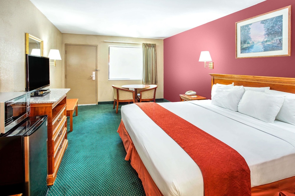 Days Inn By Wyndham Kennesaw 12/23