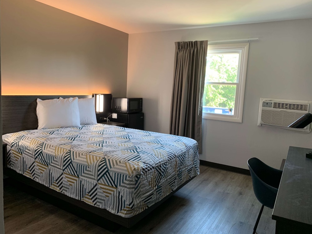 STANDARD, QUEEN BED, KITCHEN