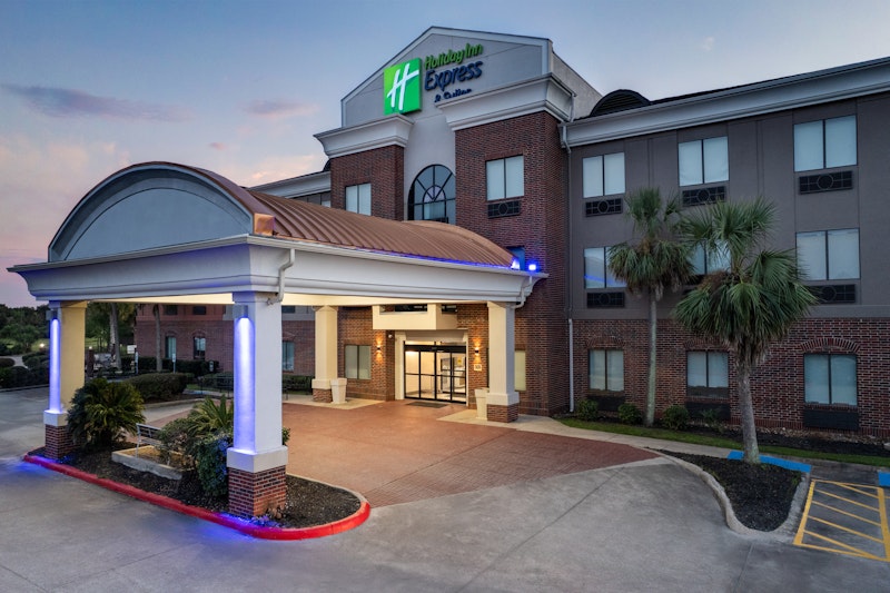 Holiday Inn Express Hotel & Suites Winnie 8/63