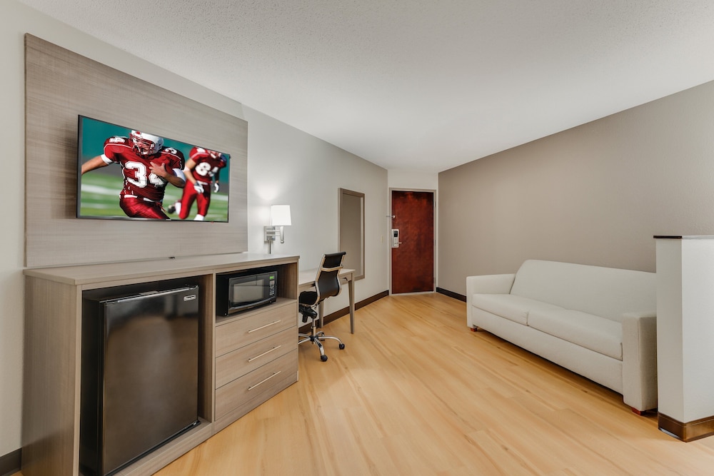 Red Roof Inn & Suites Newport – Middletown, RI 24/44