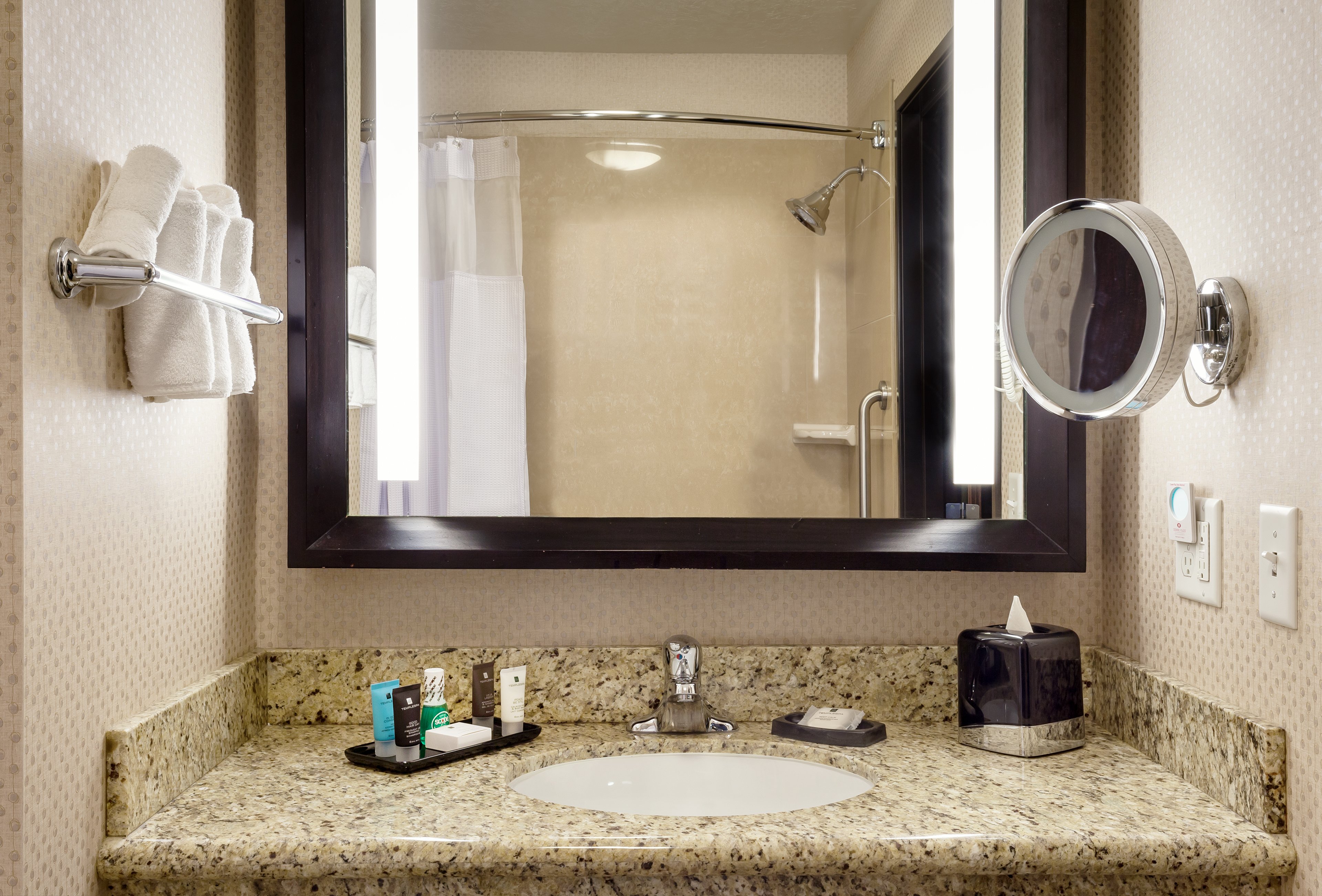 Crowne Plaza Anchorage-Midtown 75/78