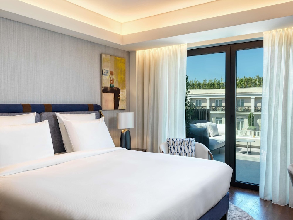 DELUXE, KING BED, BALCONY