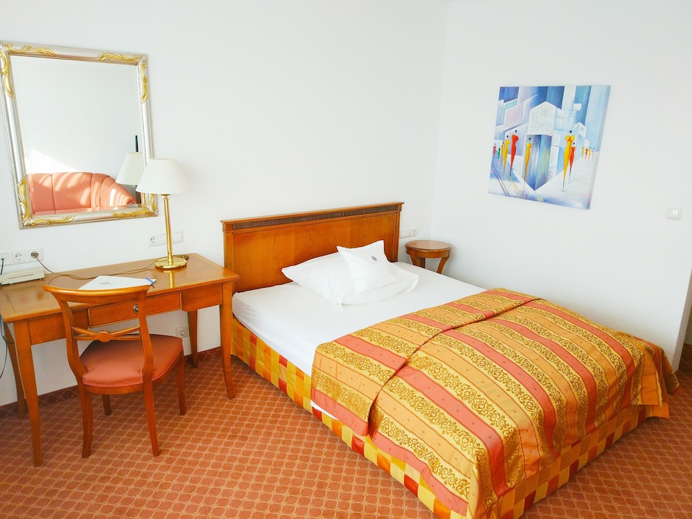 ROOM, DOUBLE BED