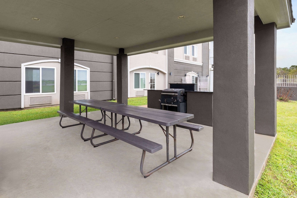 La Quinta Inn & Suites by Wyndham Angleton 10/50