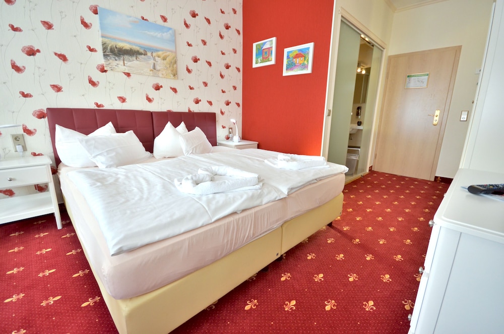 Connecting, Queen Bed, Sofa