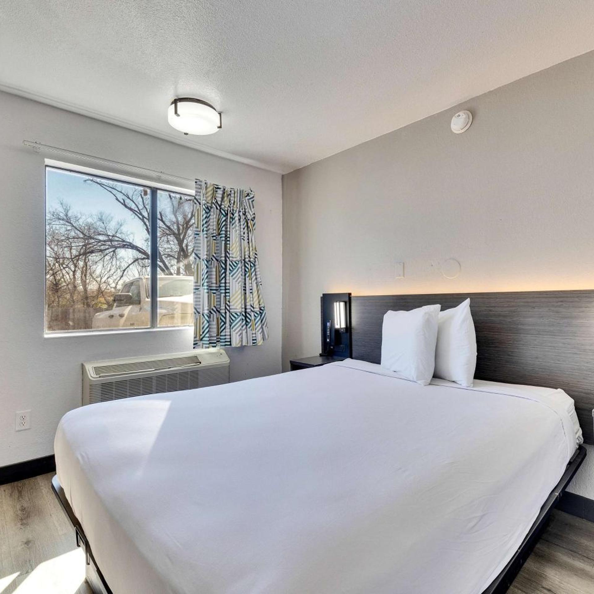 ROOM, QUEEN BED