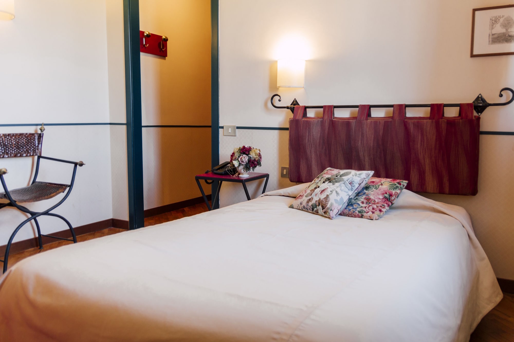 ROOM, SINGLE