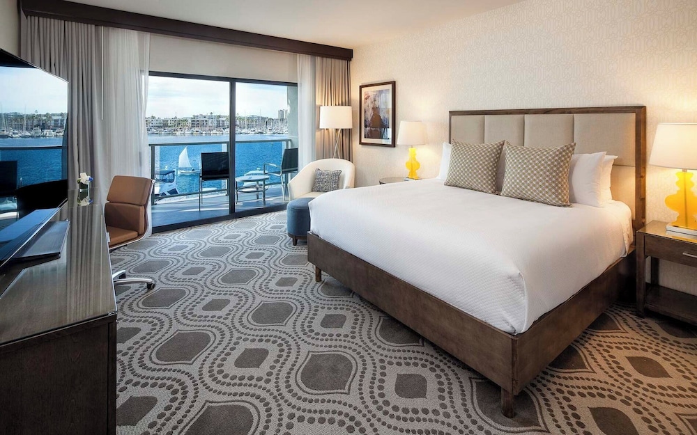 Room, King Bed, Marina View, Pool Side, Bathtub, Accessible