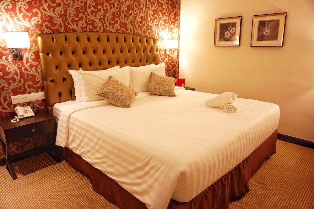 Merchant Hotel 13/66