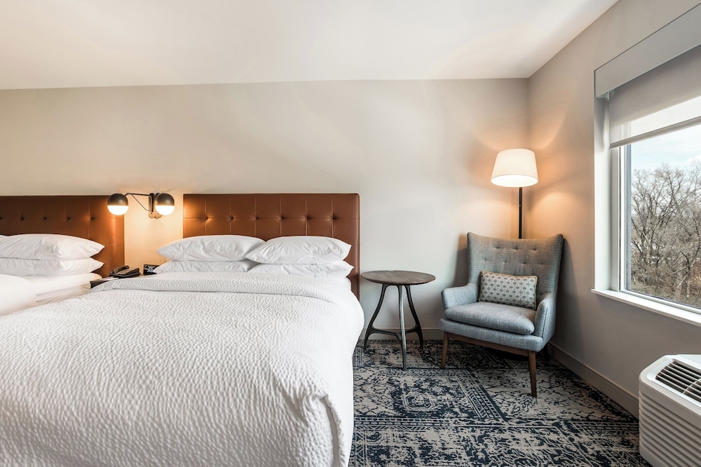 Traditional, 2 Queen Beds, Accessible