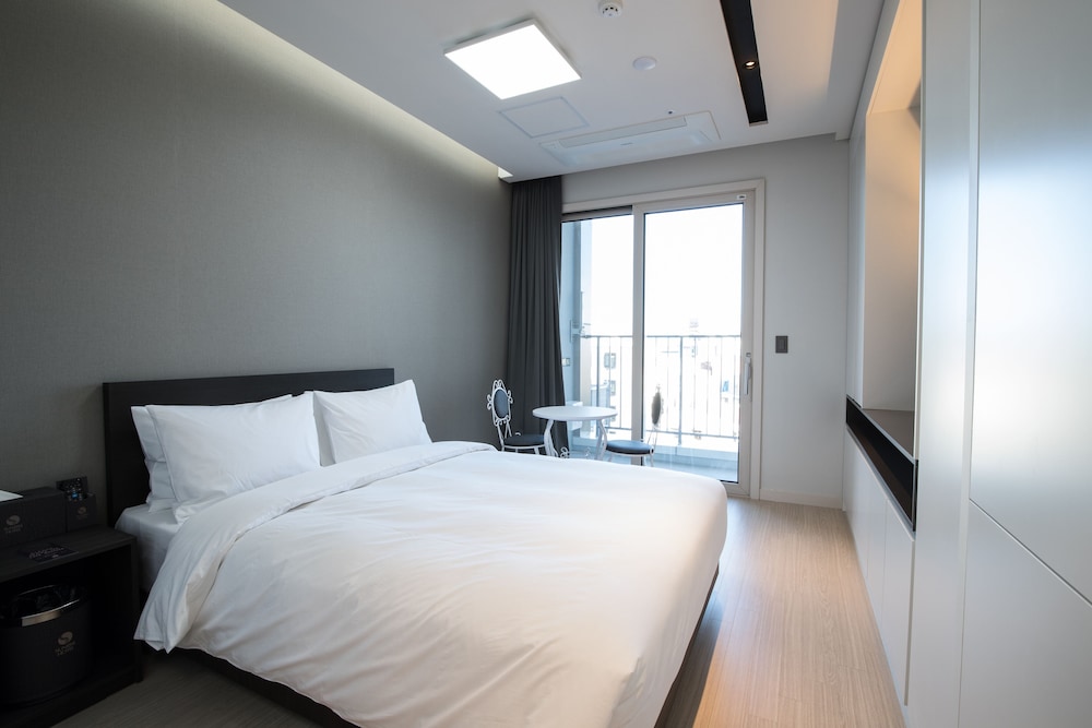 STANDARD, DOUBLE BED, CITY VIEW