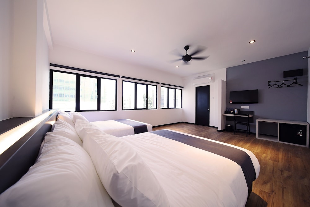 FAMILY 4, DELUXE, 2 QUEEN BEDS
