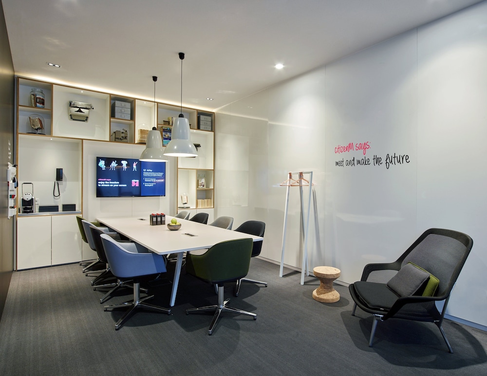 CITIZENM SCHIPHOL AIRPORT HOTEL 48/53