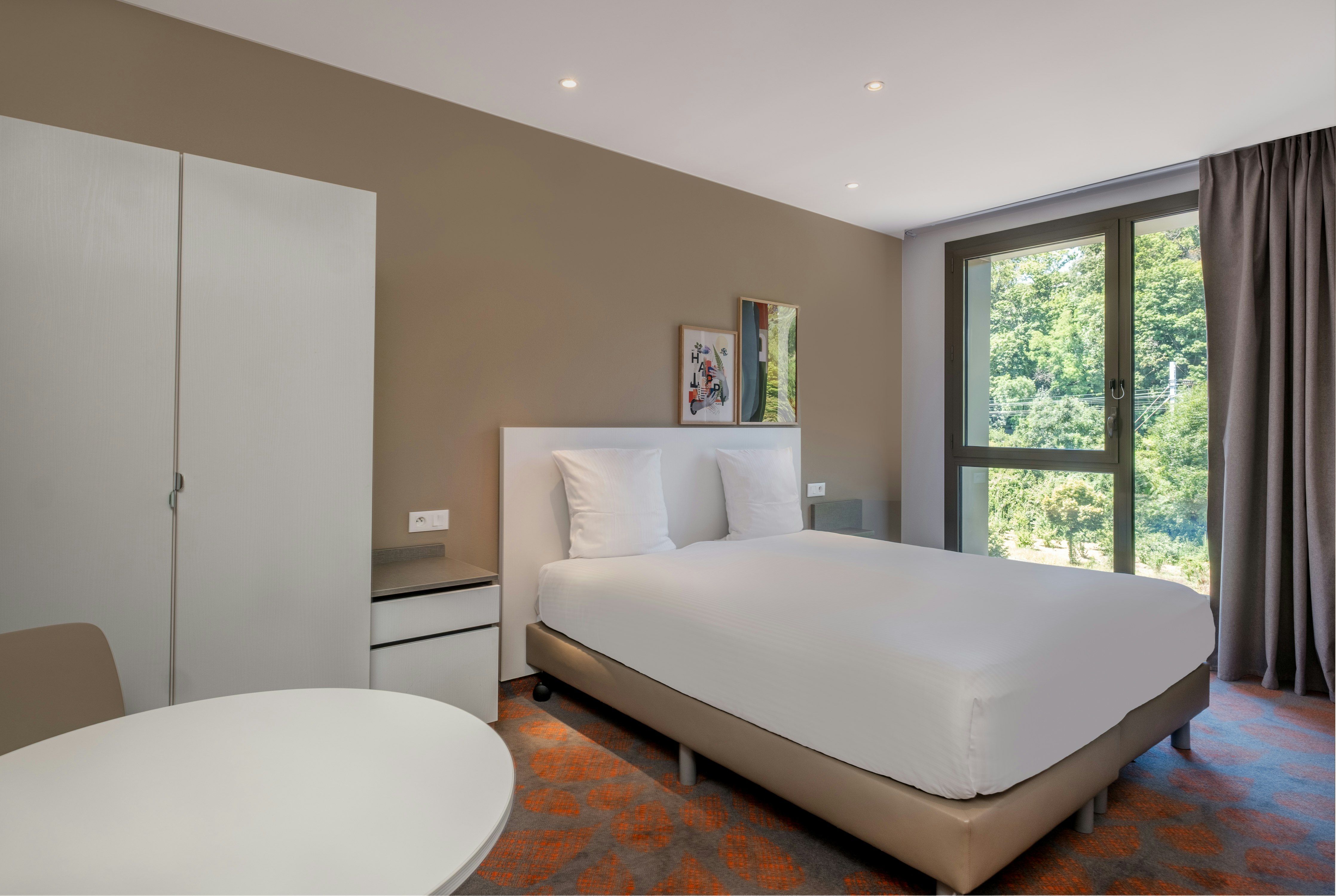 ROOM, KING BED