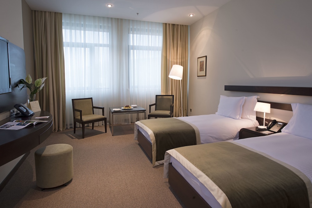 ZIRVE HOTEL 11/76