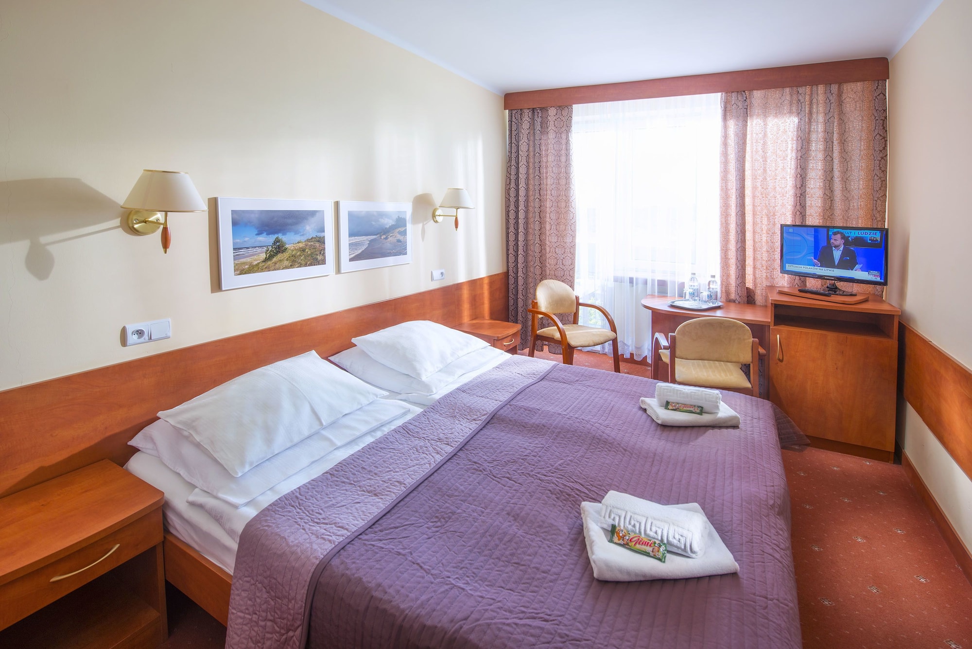 ROOM, DOUBLE OR TWIN BED