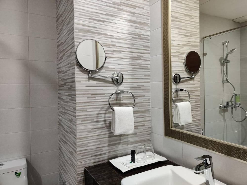 Mac Boutique Suites 68/69