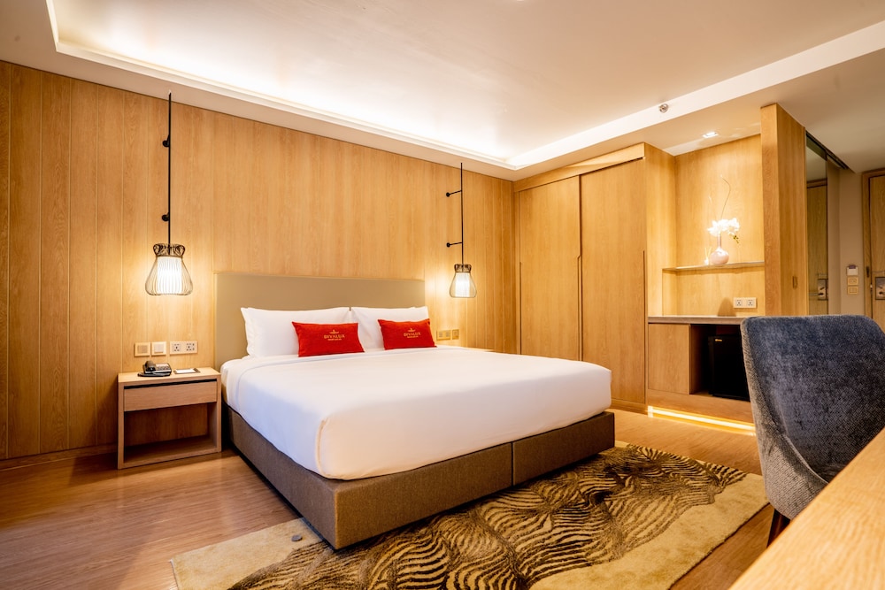 GRAND DELUXE ROOM POOL VIEW