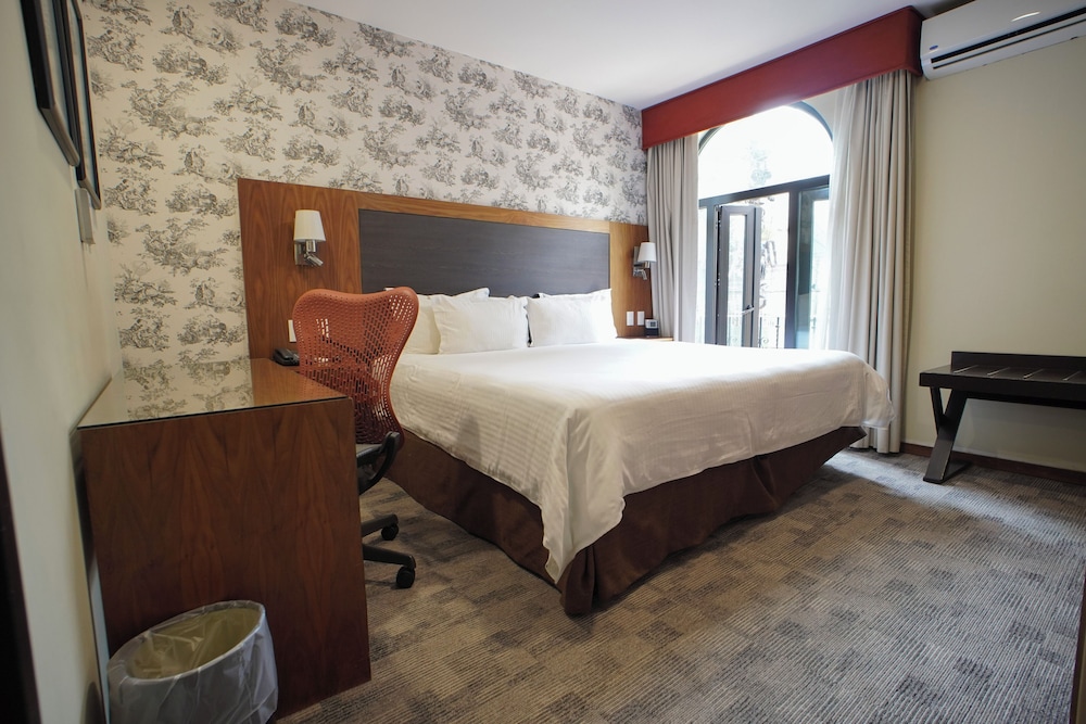 DELUXE, STUDIO, SUITE