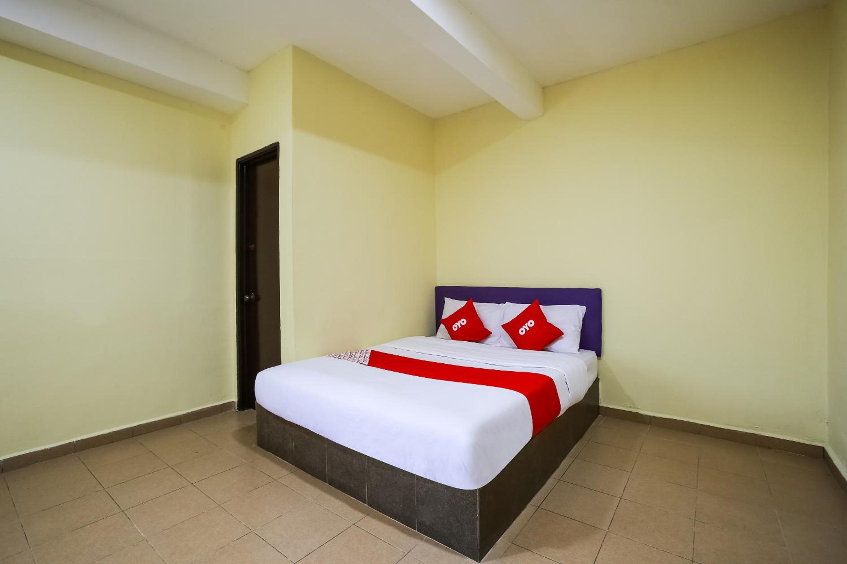 Oyo 89585 Hotel Happy Inn 13/21