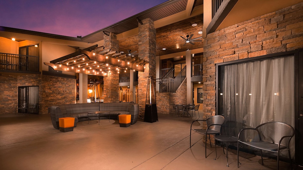 Aiden by Best Western Warm Springs Hotel and Event Center 32/44