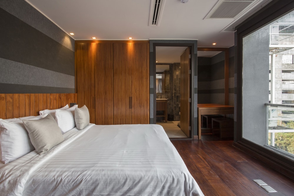 Room, Triple, King Bed