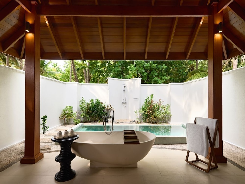 Dusit Thani Maldives 41/66