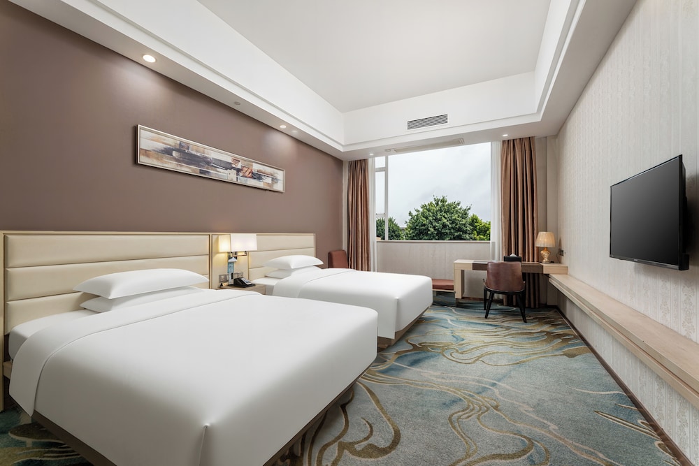 Grand Hyatt International Hotel & Free Airport Shuttle, Free VPN, Penguin Airport Hotel. 4/10