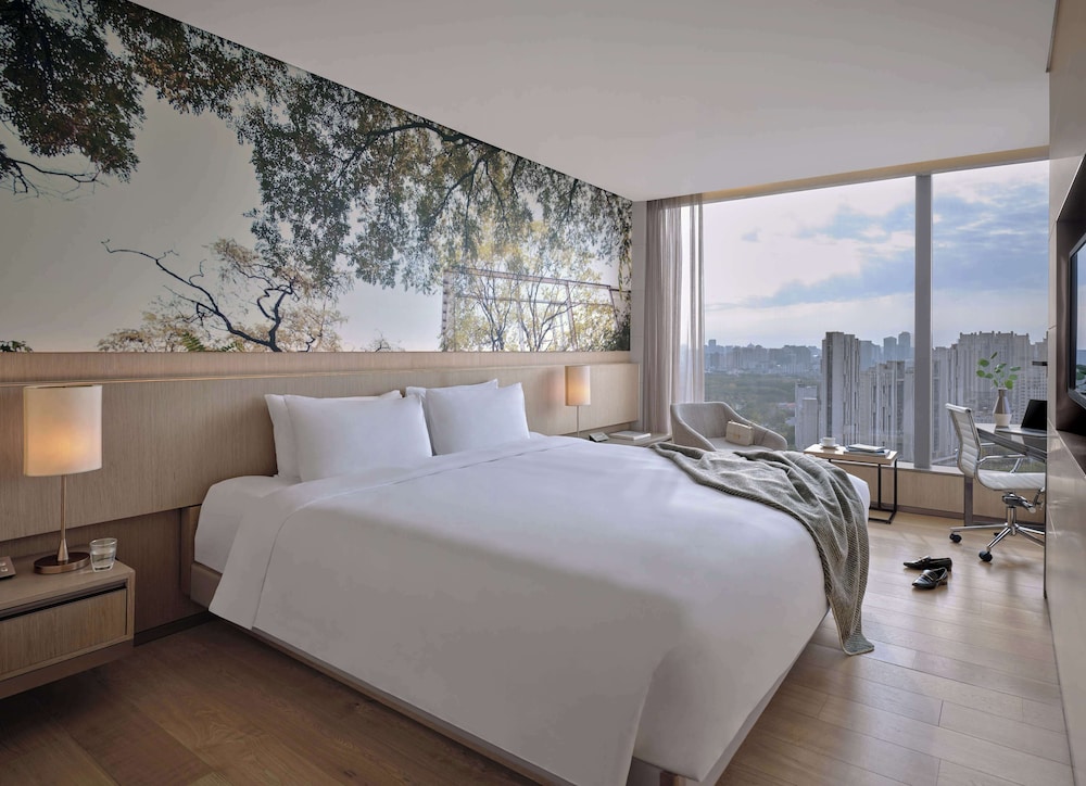 Upstairs, King Bed, Urban View, Corner
