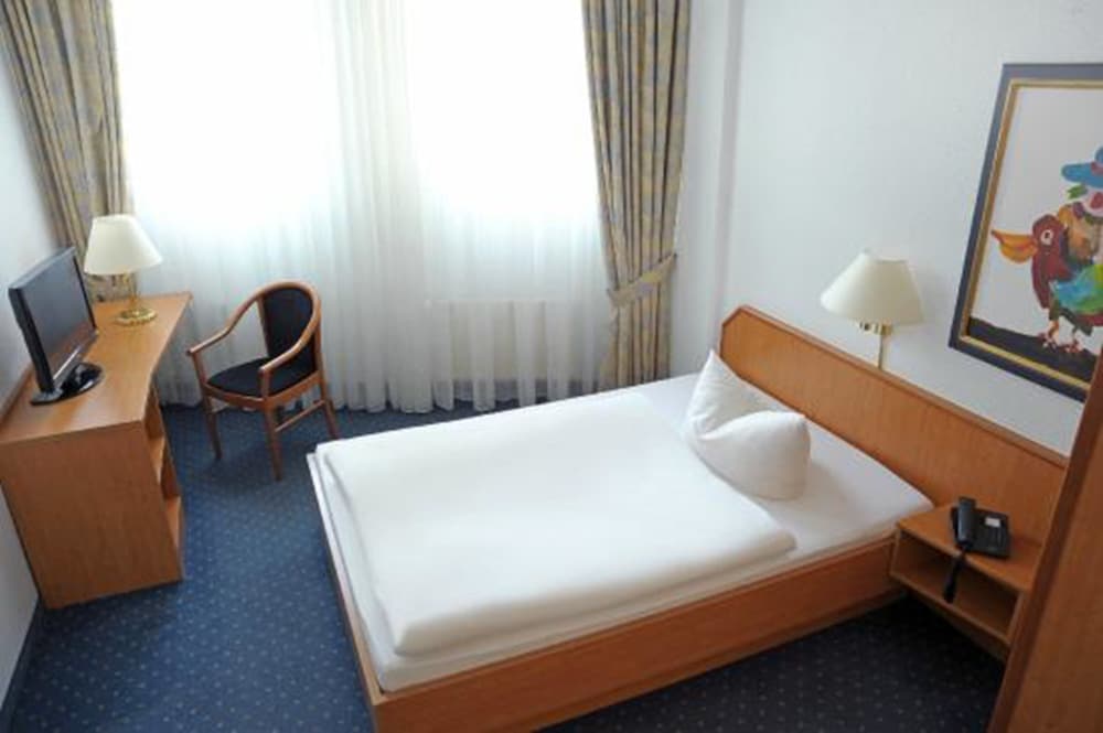 ROOM, SINGLE