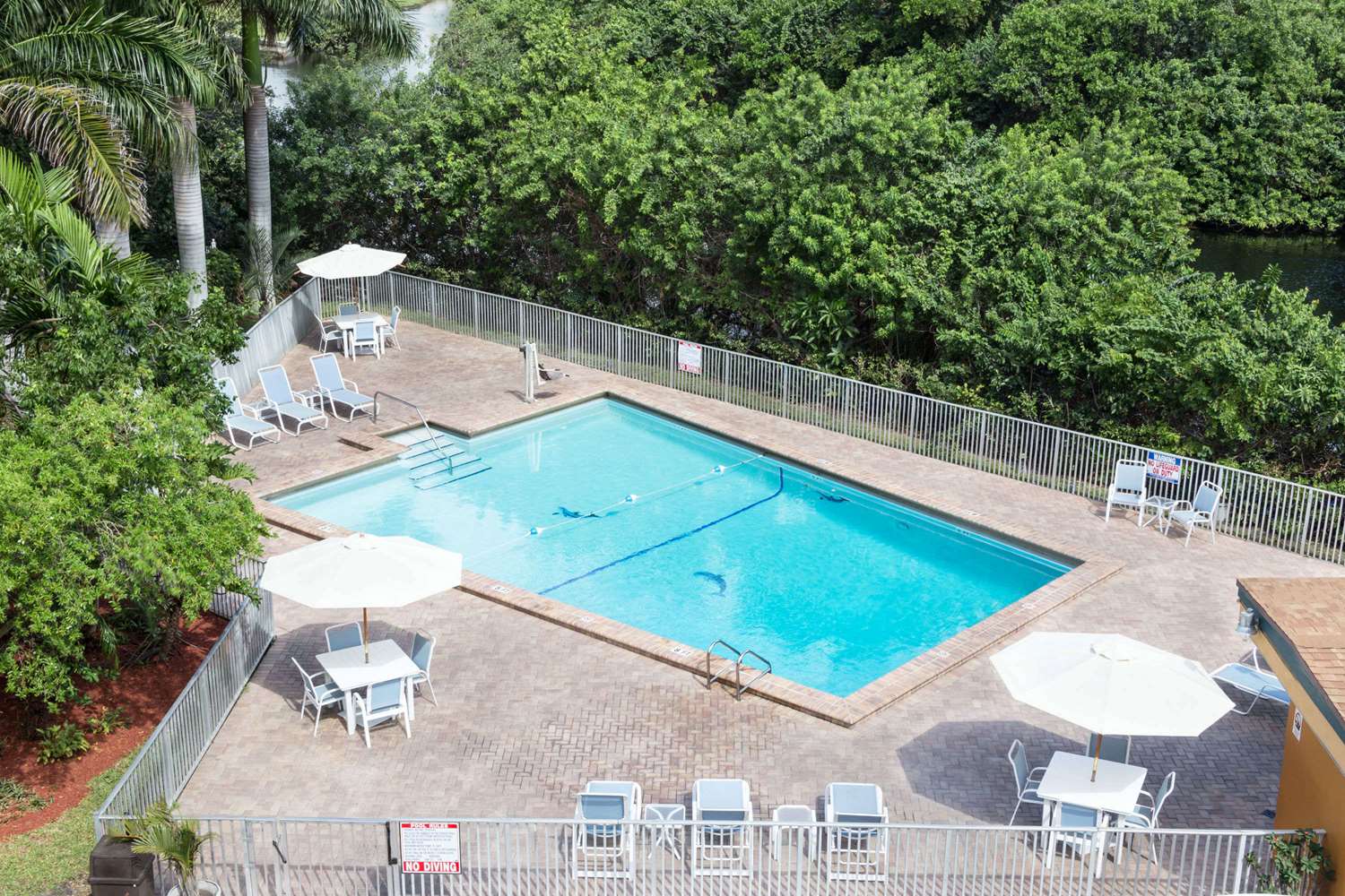 Days Inn By Wyndham Fort Lauderdale-Oakland Park Airport N 28/31