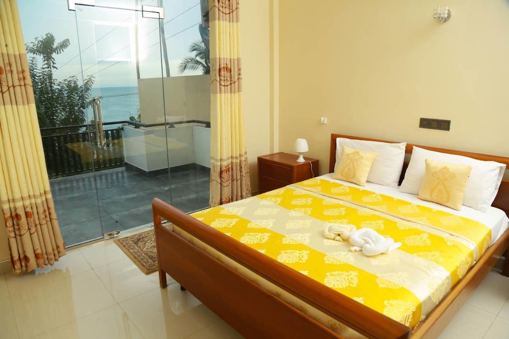 Queens Beach Hotel 14/50